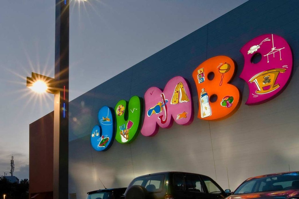 Magazin Jumbo interior cu rafturi de jucarii si decoratiuni