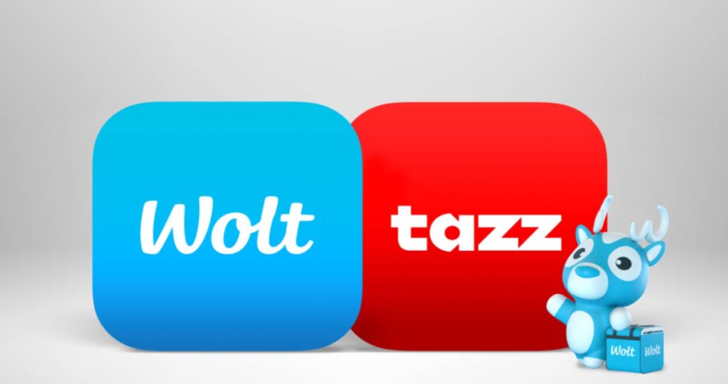 Curier Tazz Wolt cu echipament albastru livrand o comanda si interfata de suport