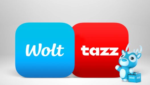 Curier Tazz Wolt cu echipament albastru livrand o comanda si interfata de suport