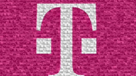 Client utilizând aplicația MyAccount Telekom pentru suport și logo-ul Telekom Mobile