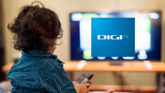 Utilizator verificand cablul coaxial la decodorul digi tv lipsa semnal