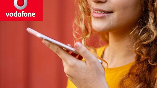 Utilizator configurand mesageria vocala vodafone pe smartphone 2026