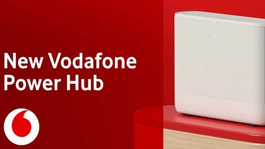 router vodafone station cu led rosu aprins si smartphone cu aplicatia myvodafone deschisa