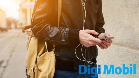 Utilizator activand roaming digi mobil pe telefon in aeroport