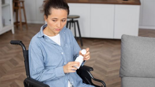 Dosar pensie invaliditate și decizie medicală pe birou