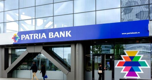 Client folosind bancomat Euronet cu card Patria Bank