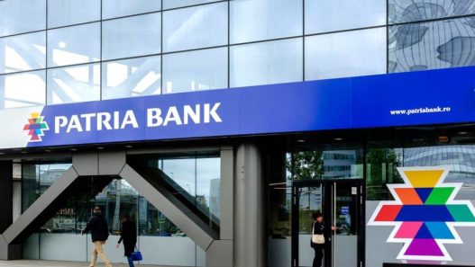 Client folosind bancomat Euronet cu card Patria Bank