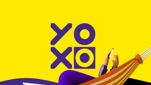 Interfața aplicației YOXO pe un smartphone cu opțiunea de chat deschisă și logo 5G