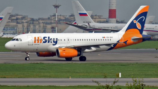 Pasager măsurând troller în cadrul metalic HiSky la aeroport