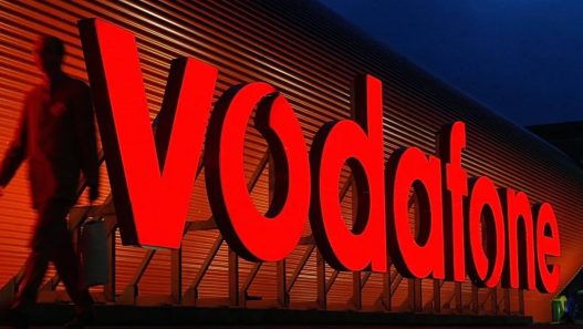 Mana tinand telefon mobil cu aplicatia MyVodafone deschisa pentru plata facturii