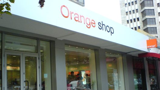 Utilizator activând eSIM pe telefon pentru portare Orange YOXO