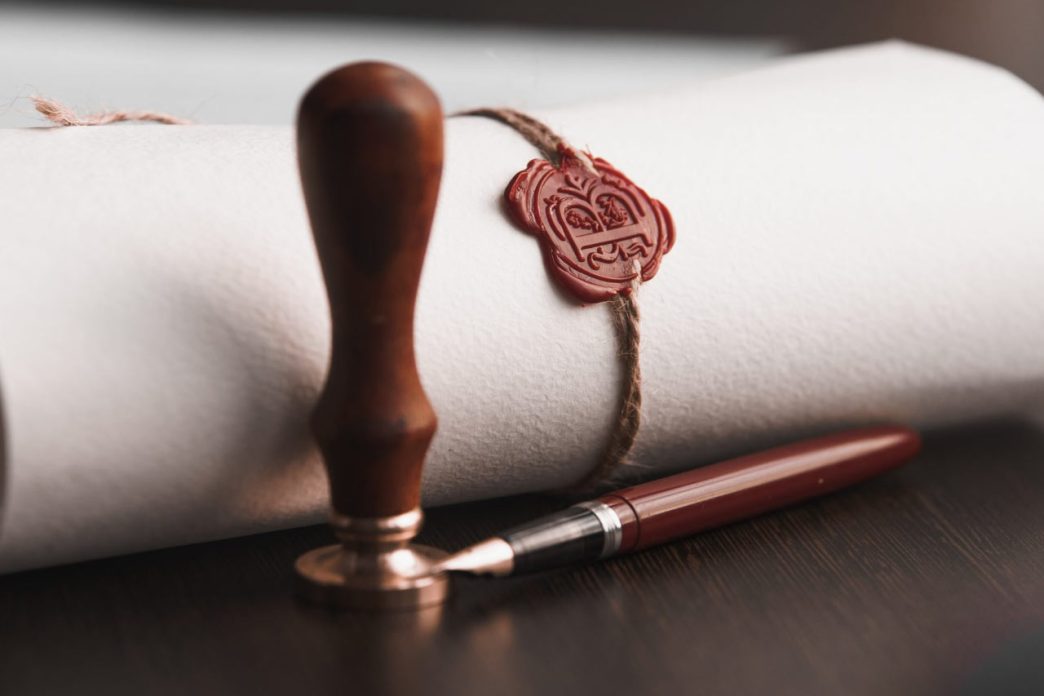 Semnare procură notarială la birou cu ștampilă și stilou