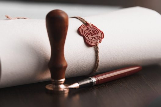 Semnare procură notarială la birou cu ștampilă și stilou