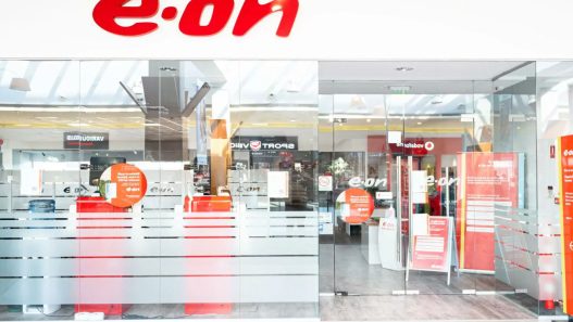 Client folosind kiosk-ul de programare în magazinul E.ON