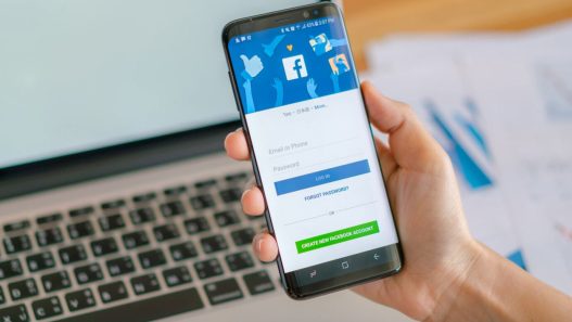 Pagina de recuperare Facebook Identify pe telefon mobil cu opțiune de încărcare ID