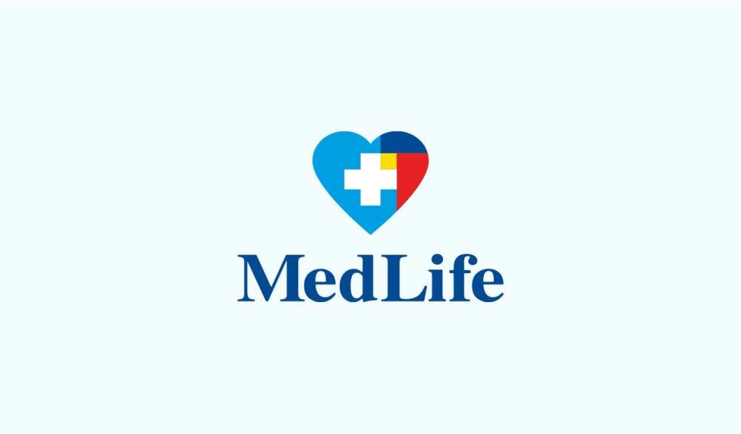 Pacient folosind aplicatia MedLife pentru check-in online in clinica