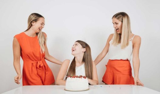 Mesaje de La mulți ani pentru nașă. Urări și felicitări