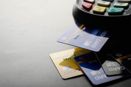 Comparatie carduri de credit Romania 2026 cu simboluri procentuale si portofel