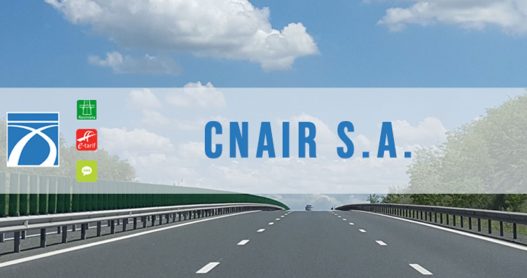 Mașină pe un drum național și ecranul unui telefon cu date de contact CNAIR