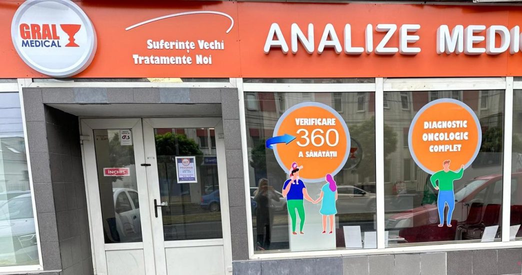 Recepția unei clinici Gral Medical și un telefon afișând numărul de call center